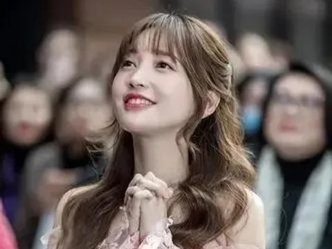 冰岛浪漫求婚！金莎男友小19岁，甜蜜见证爱情奇迹