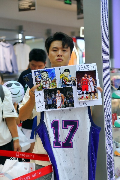 球星亲签球衣独家上架，胖东来新店尊享明星价值体验