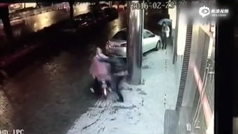 【光溜溜的屁股】瞬间成热搜！网友热议“天体浴场”街头趣事