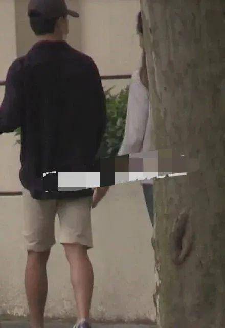 【光溜溜的屁股】瞬间成热搜！网友热议“天体浴场”街头趣事