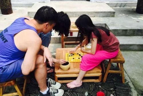 李亚鹏女儿照片引玩家共鸣？从游戏社交到隐私边界的3个真实教训