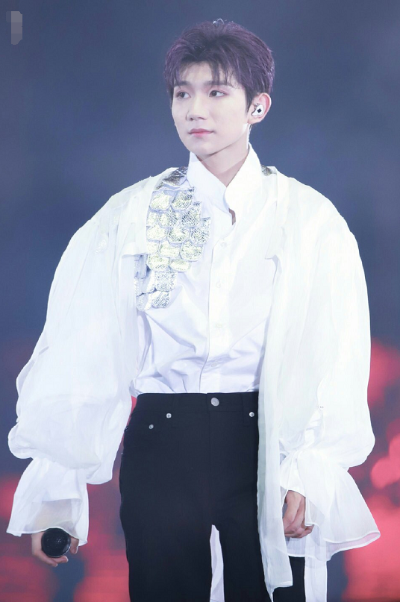 王源演唱会惊爆：女粉月速驾照赢豪车，速度与激情新体验！