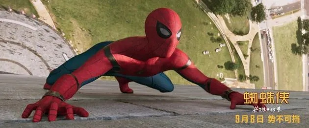 众目睽睽下，蜘蛛侠崭新之日贴地爬行揭秘新技能