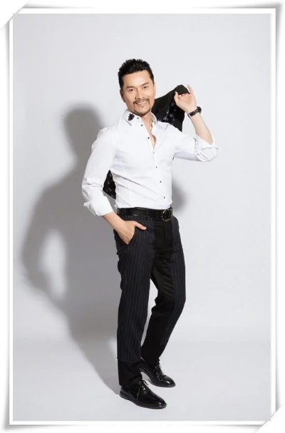 70岁吕良伟惊艳亮相,网友赞:活力满满老鲜肉 70岁吕良伟惊艳亮相,网友赞:活力满满老鲜肉