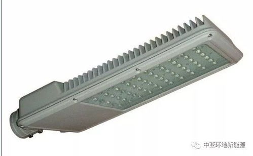 男子夜举火把充电，太阳能板LED灯亮起新奇迹