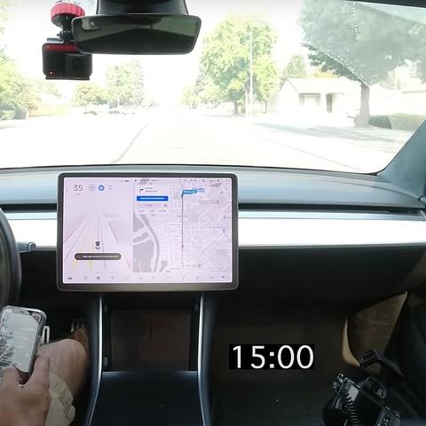 马斯克亲测Robotaxi：无安全员体验“完美驾驶”革新出行