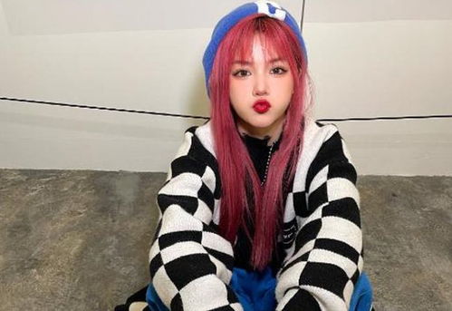 白发侧颜绝美COS《暗区突围》余霜，暗黑魅力新解读