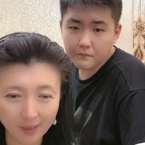 闫学晶回应收入质疑:百万儿子支撑家庭运转,揭秘高收入背后的真相 闫学晶回应收入质疑:百万儿子支撑家庭运转,揭秘高收入背后的真相