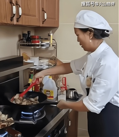 年轻人不敢做饭?女子上门代厨4菜1汤66元,凭什么火成「家庭餐桌救星」 年轻人不敢做饭?女子上门代厨4菜1汤66元,凭什么火成「家庭餐桌救星」