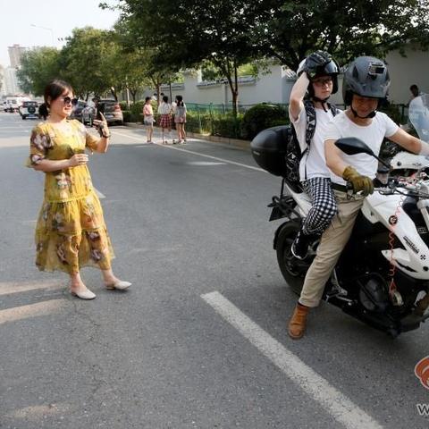 体态修长小只马赛车女郎葵成美，火辣身材笑颜新风尚