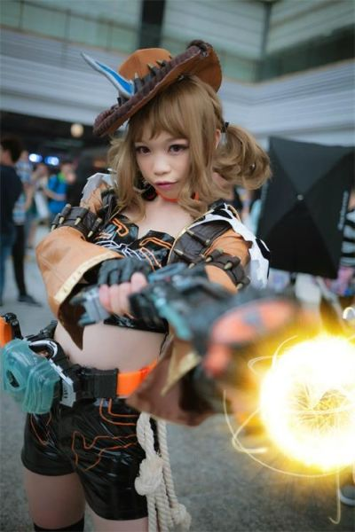 广州萤火虫展《棕色尘埃2》惊艳亮相，兔娘Coser助阵引狂欢