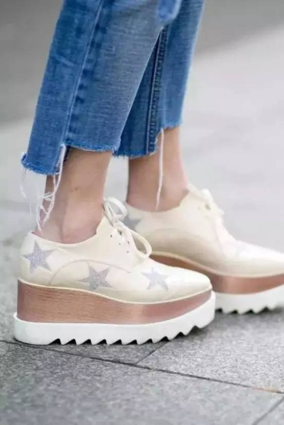 矮个儿禁厚底鞋引热议：身高限制，公平何在？