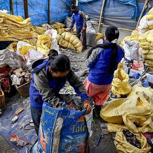 尼泊尔征收珠峰垃圾清理费，每人4000美元环保新举措