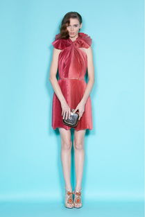 身材优势尽显！詹妮弗·洛佩兹诠释时尚态度