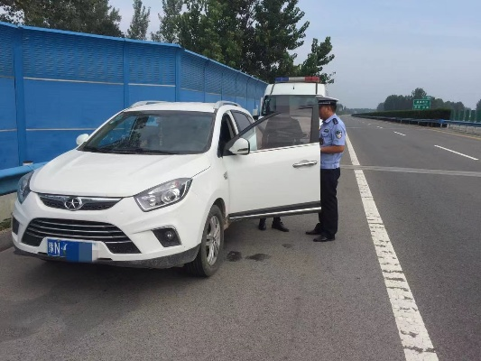 货车司机高速应急车道停车沉迷游戏，罚款警示新规严防“瘾驾”