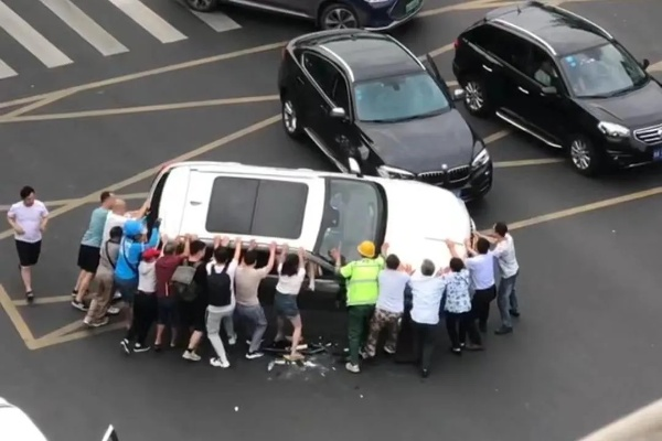 轿车侧翻奇迹生还，司机车内淡定游戏：暖意盎然中显冷静神技