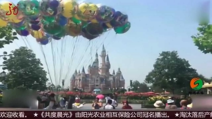 迪士尼巨球冲击力惊人，员工英勇挡球保安全