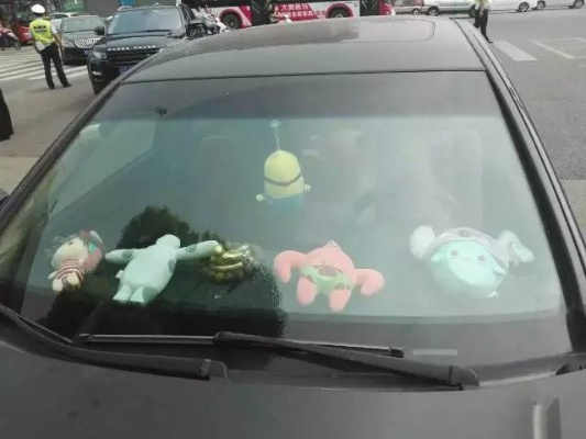车内玩偶隐患大揭秘：安全行车从今天做起！