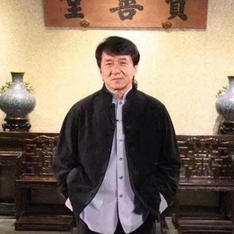 成龙自曝不玩微信微博：远离上瘾新选择，倡导健康生活态度