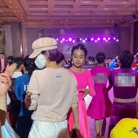 马伊琍素颜自拍引热议，网友热议：像爸爸还是妈妈？颜值新高度