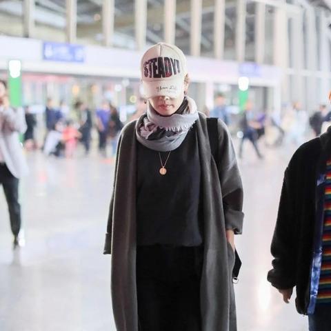 马伊琍素颜自拍引热议，网友：大女儿更像谁？颜值新高度