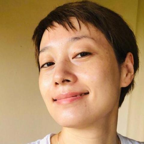 马伊琍素颜自拍引热议，网友：大女儿更像谁？颜值新高度