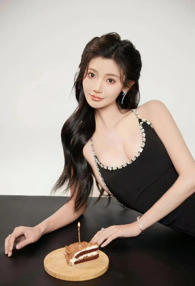 浩浩妈跨年惊艳秀：曼妙身姿电眼迷人，身材太吸睛！