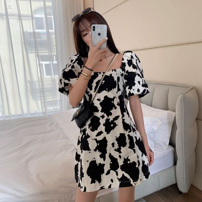 韩版潮流裙装，奶牛内衣新潮搭配，吸睛造型惊艳亮相