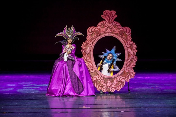 白雪公主传奇再续：剑舞鞋履，揭秘魔镜新篇章