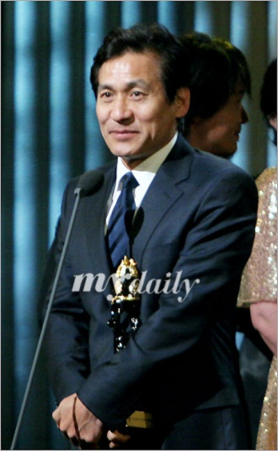 韩国影帝安圣基离世,多奖得主传奇落幕 韩国影帝安圣基离世,多奖得主传奇落幕