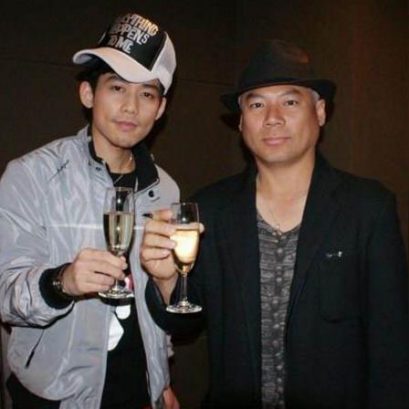 暴躁姐怒砸电脑引热议，男友懊悔补救新招频出