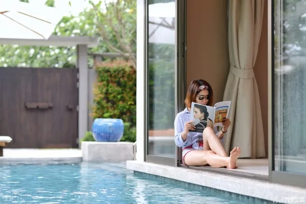 女子酒店意外开窗,泳池惊现陌生泳者,隐私瞬间曝光! 女子酒店意外开窗,泳池惊现陌生泳者,隐私瞬间曝光!