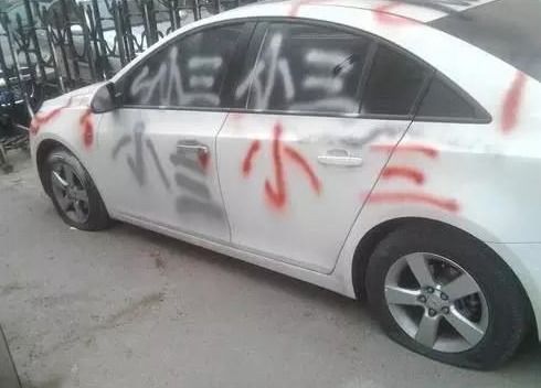 21岁大学生报警反被拘，S800车主冤屈遭送花圈事件始末