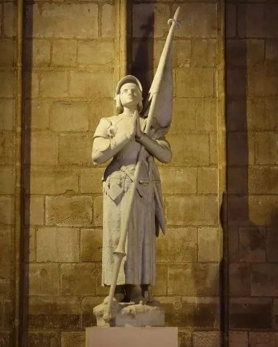 百年圣女贞德雕像佩剑被盗：珍贵文物遭暴力破坏，震惊世人