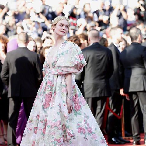 艾丽范宁深V长裙惊艳亮相，绝美腰臀曲线成焦点