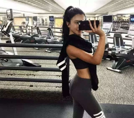 41岁健身女神换脸大揭秘，奶茶新形象惊艳亮相！