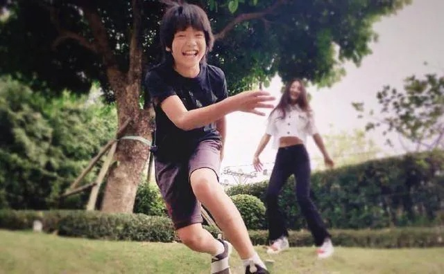 曹格晒儿子近照藏游戏秘密，亲子互动如何用游戏秒变战友？