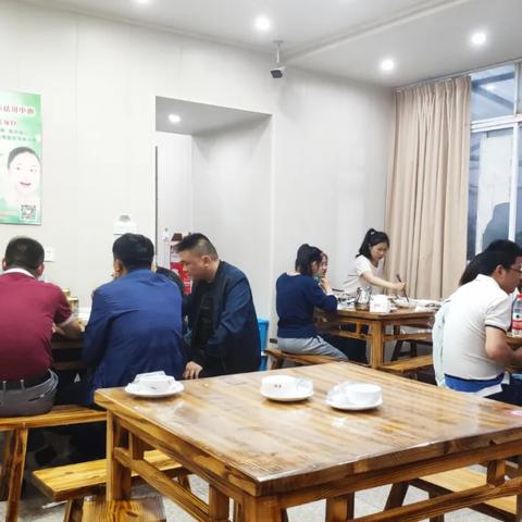 女大学生尝室友剩菜引热议，探讨剩菜新食尚