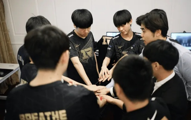 T1零封RNG晋级半决赛,为什么这场BO5成了LPL观众最扎心的战术教学局? T1零封RNG晋级半决赛,为什么这场BO5成了LPL观众最扎心的战术教学局?