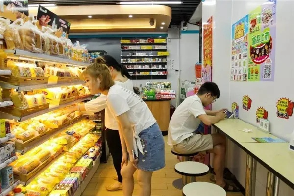 鞋底豆干爆火便利店，网友热议：AI改写神还原！