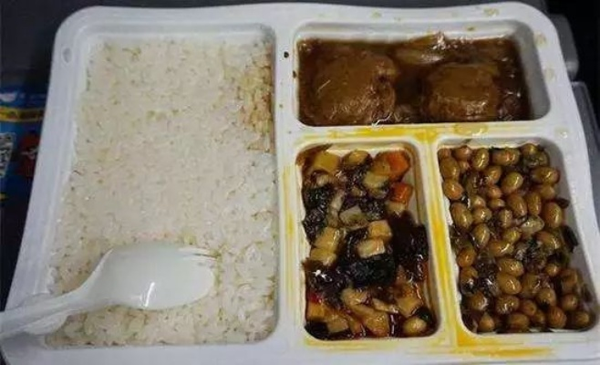 高铁盒饭疑隔夜，新鲜供应何故难？