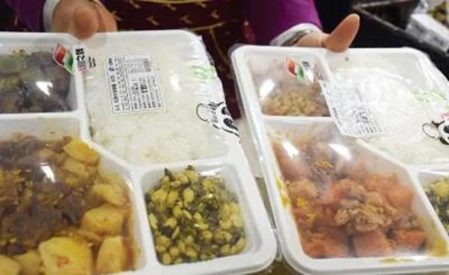 高铁盒饭疑隔夜，新鲜供应何故难？