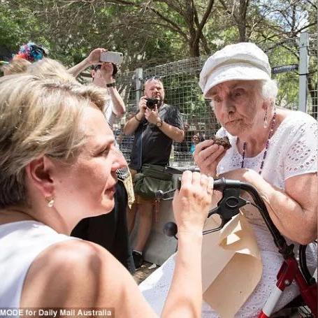 悉尼妹派对美照曝光!火辣身材惊艳众人,身材管理新典范 悉尼妹派对美照曝光!火辣身材惊艳众人,身材管理新典范