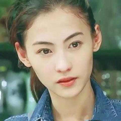 清纯偶像深V之谜：时尚转型背后的秘密揭晓