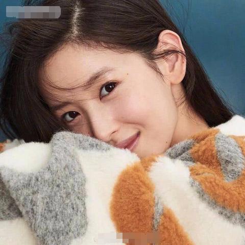 清纯偶像深V之谜：时尚转型背后的秘密揭晓