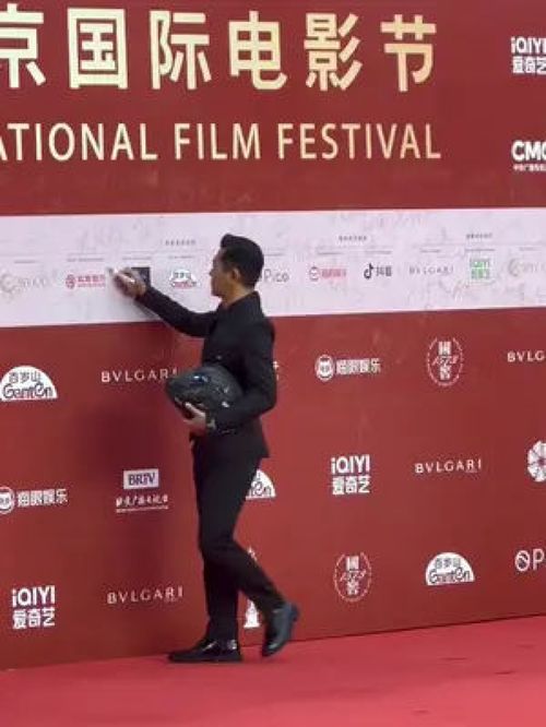 古天乐台北首映亲赠签名土豆花，旋转款限量珍藏！