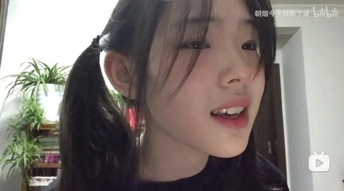 女UP主犀利点评：男粉丝年龄小，少女心勿入囧图圈！