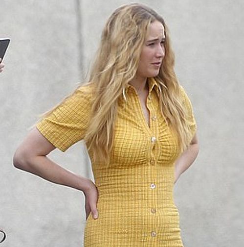 詹妮弗·劳伦斯肉色长裙惊艳亮相，致敬碧昂斯经典造型再创新高