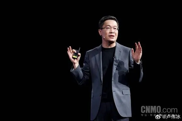 卢伟冰辟谣：热搜辞职传闻不实，今日开工驾SU7高效办公