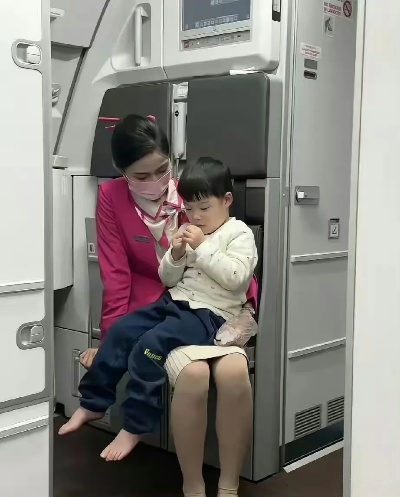 5岁娃独飞全流程曝光!空姐地勤接力陪护的「隐藏操作」你根本想不到 5岁娃独飞全流程曝光!空姐地勤接力陪护的「隐藏操作」你根本想不到